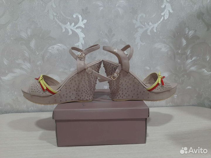 Босоножки танкетка 37