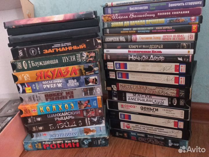 Касеты с фильмами, музыкой, диски с фильмами