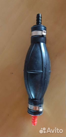 Груша для лодочного мотора и якорь