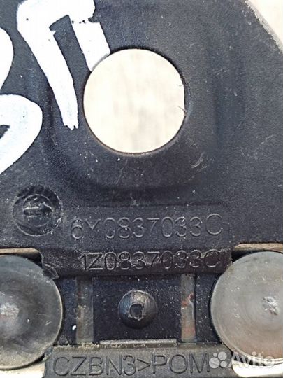 Ответная часть замка двери задняя Skoda Octavia A5