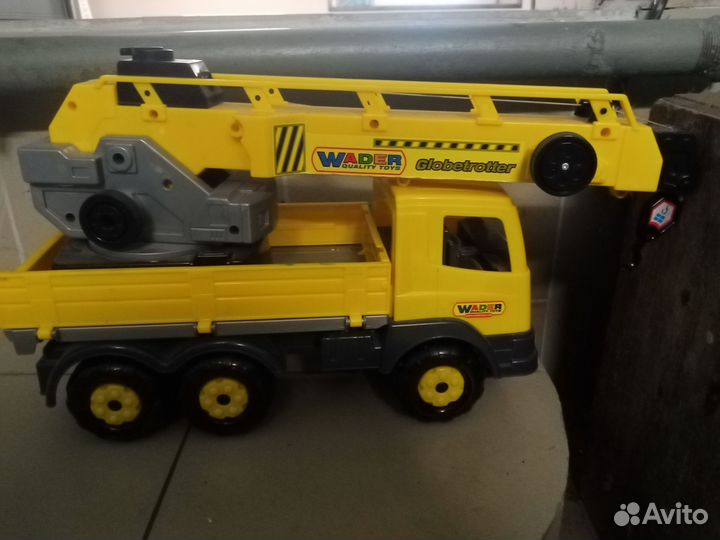 Кран машина большая