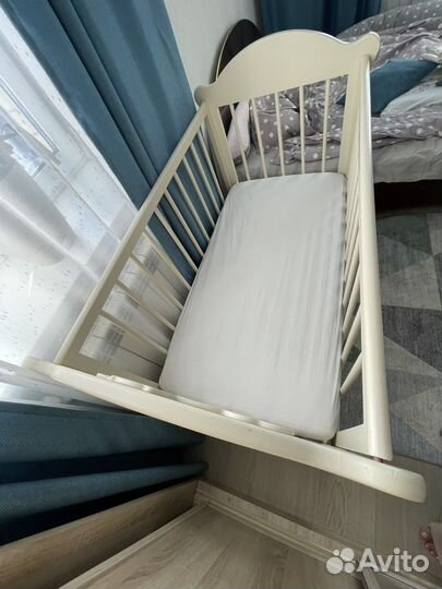 Детская кроватка с маятником и ящиком
