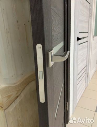 Межкомнатная дверь со стеклом экошпон