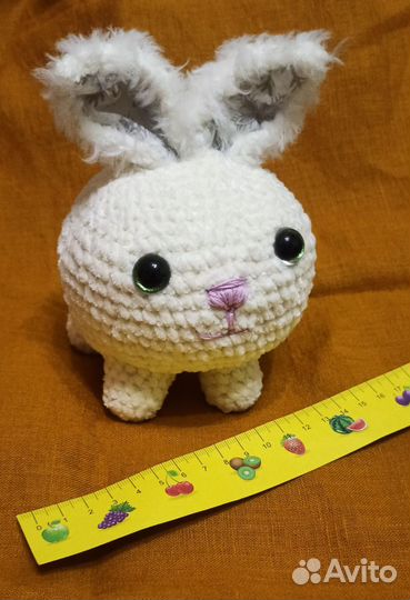 Вязаная игрушка заяц