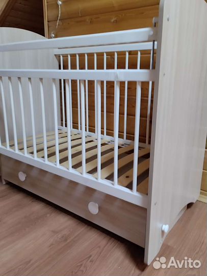 Детская кроватка с маятником