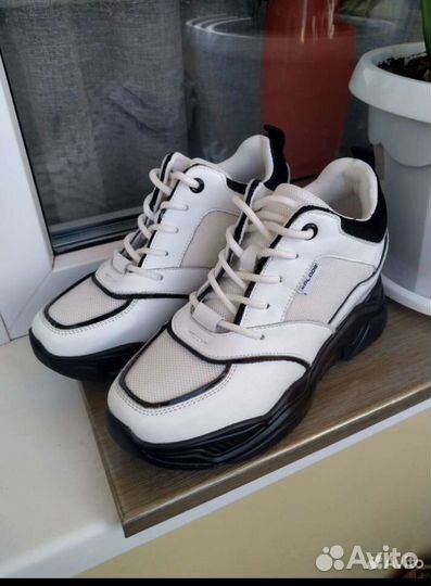 Кроссовки женские