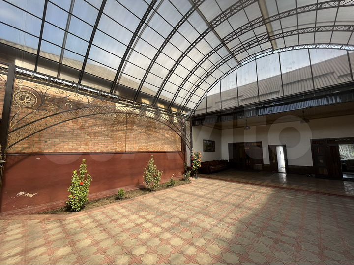 Дом 2000 м² на участке 12 сот.