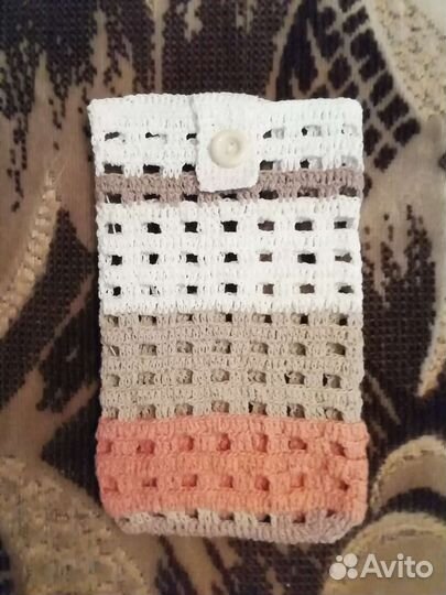 Модный вязаный чехол на телефон