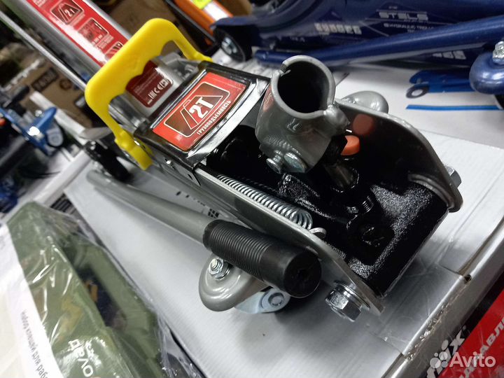 Домкрат подкатной Matrix 2т в Кейсе