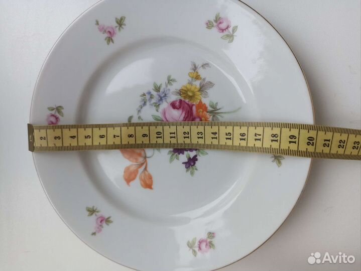 Винтажные тарелки и молочник