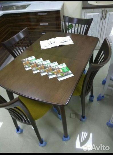 Стол и стулья