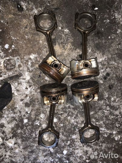 Поршень с шатуном QR20 DE Nissan