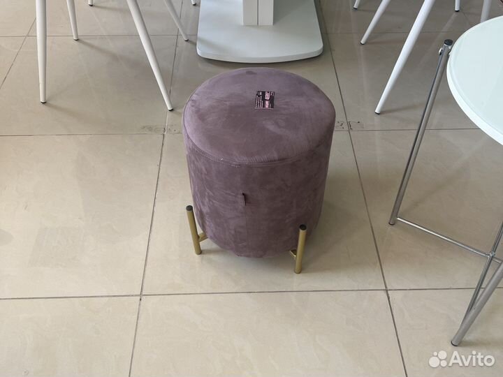 Стол стулья и пуф