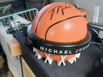 Телефон в виде мяча с автографом Джордана