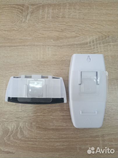 Авт-й диспенсер для зуб. пасты с держателем щеток