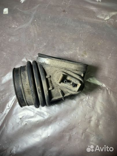 Passat b4 патрубок воздушный 027133649D