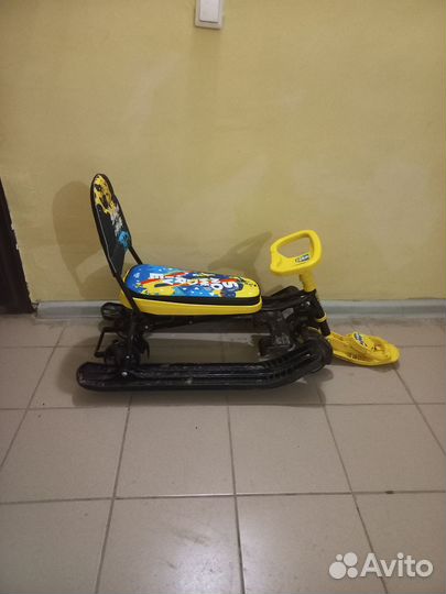 Детский снегокат с ручкой и колесами