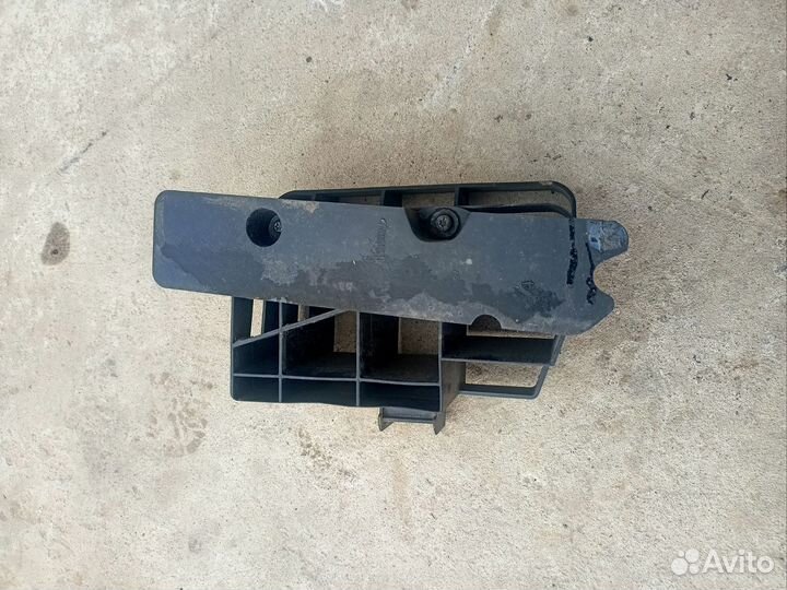 Кронштейн двери передний правый Volvo S40