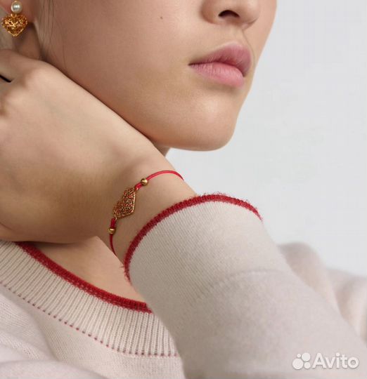 Браслет с сердцем из красной веревки