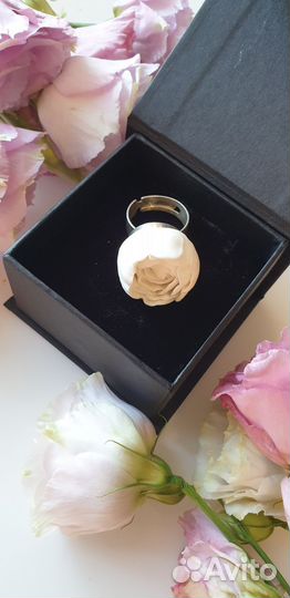Серебряное кольцо с бутоном из фарфора, белое
