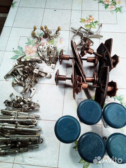 Фурнитура для деревяных дверей и окон