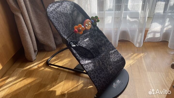 Кресло шезлонг babybjorn сетка с игрушкой