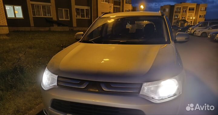 Передние фары Mitsubishi Outlander 3