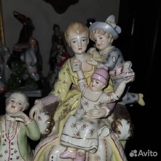 Фарфоровая статуэтка Дама с детьми Европа
