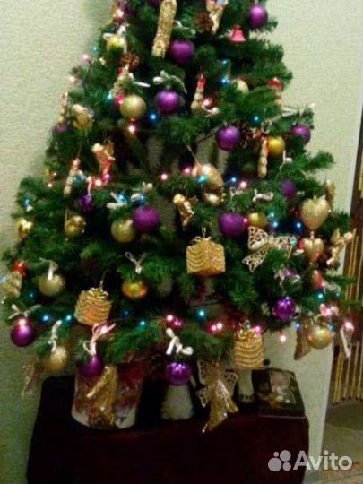 Новогодняя ель с игрушками