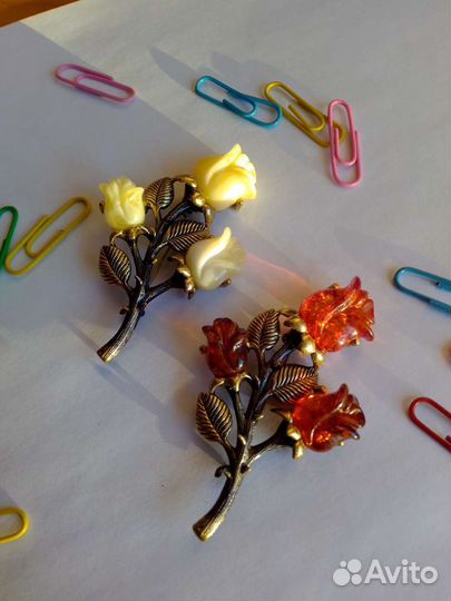 Брошь с янтарем букет роз