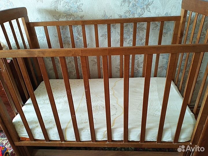 Детская кроватка-маятник