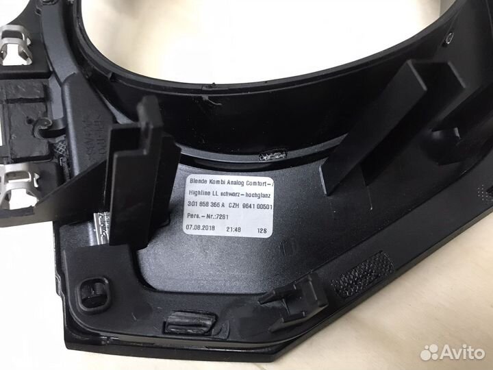 Рамка,накладка панели приборов Passat B8