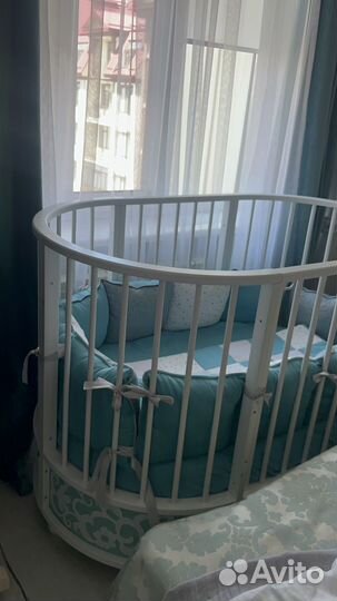 Детская кроватка с маятником