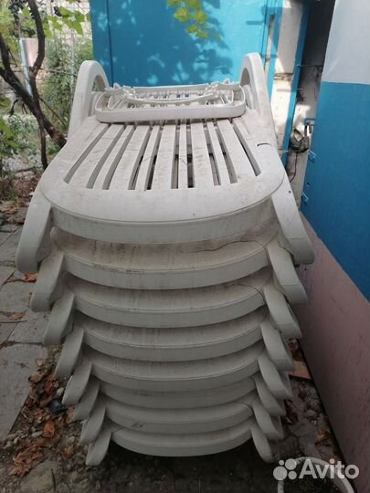 Шезлонг лежак пластиковый