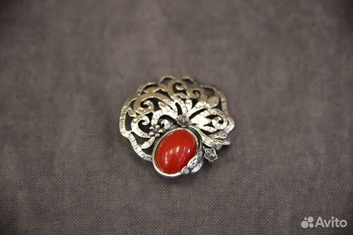 Ожерелье, броши, браслеты