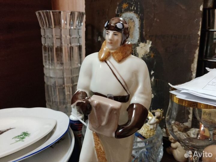 Фарфоровая статуэтка Лётчик лфз СССР