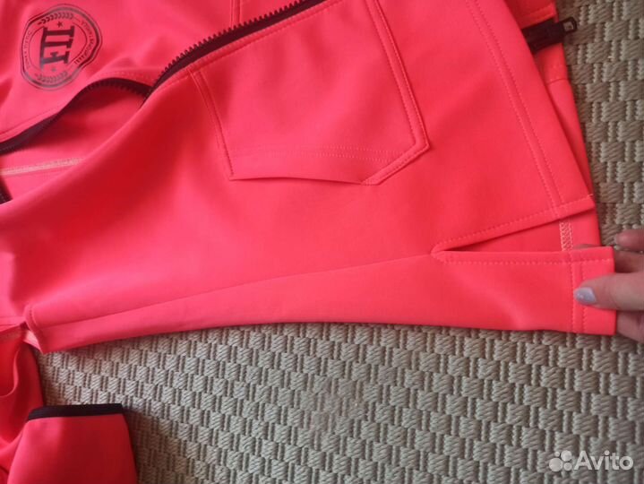 Яркая кофта на замочке