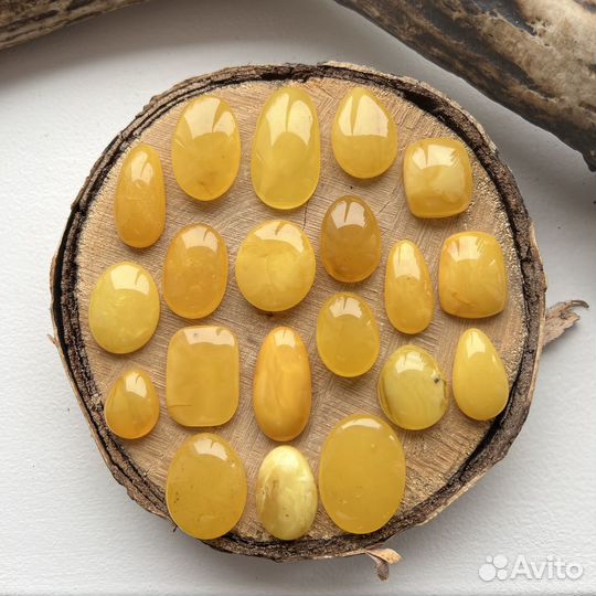 Кулон янтарный, цельный янтарь