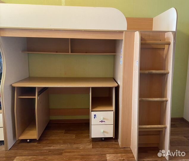 Двухъярусная кровать с шкафом и столом
