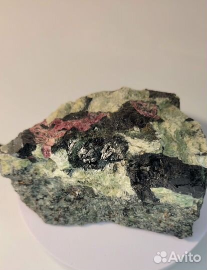 Эвдиалит в полевом шпате с эгирином