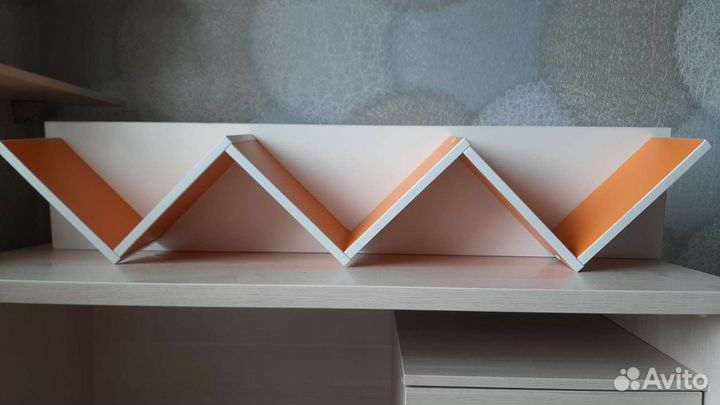 Полка настенная для книг