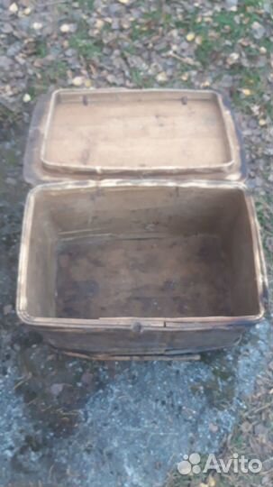 Деревянный старинный сундук