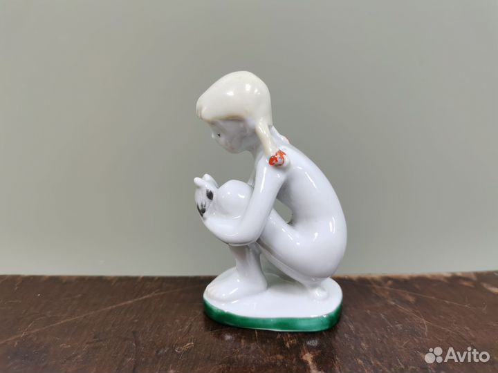 Фигурка фарфор девочка с голубем лфз СССР