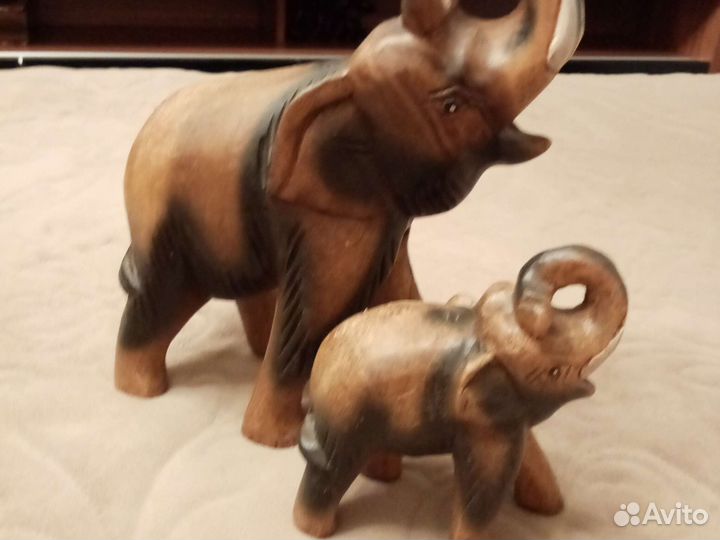 Слон и слонёнок деревянный