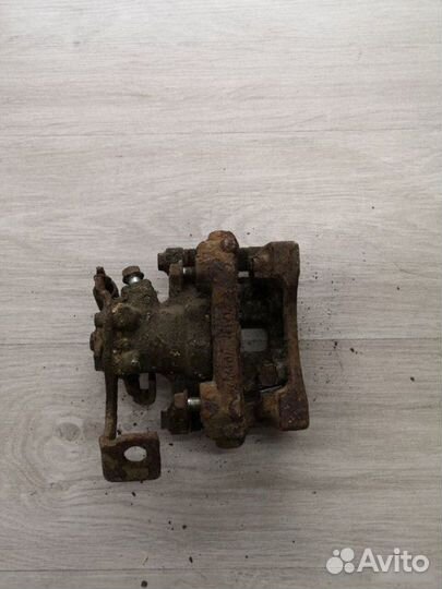 Суппорт задний левый Toyota Corolla E180