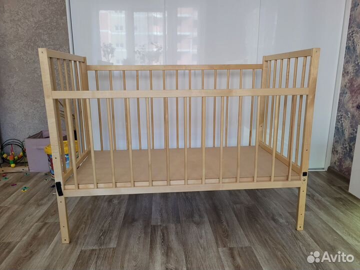 Детская кроватка с продольным маятником