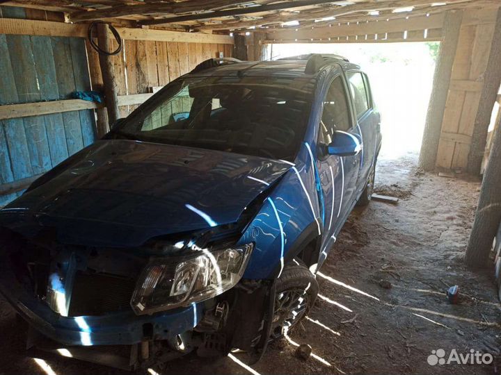 Renault Sandero Stepway 1.6 МТ, 2016, битый, 50 000 км