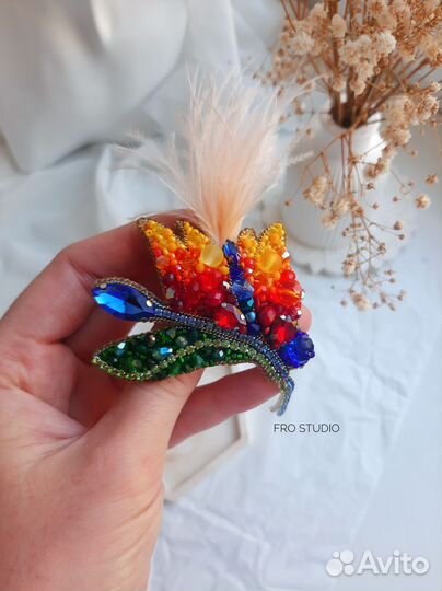 Брошь Стрелиция ручной работы