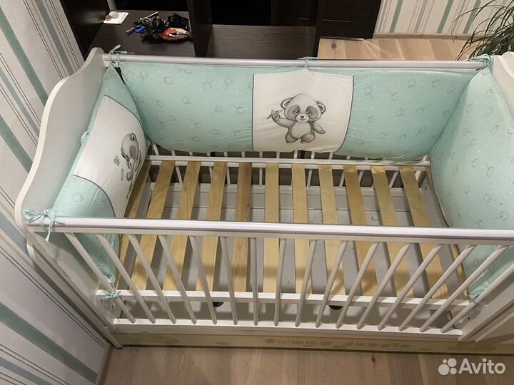 Детская кроватка с маятником