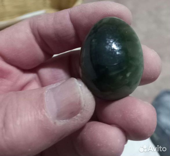 Нефрит галтовка с эффектом кошачьего глаза
